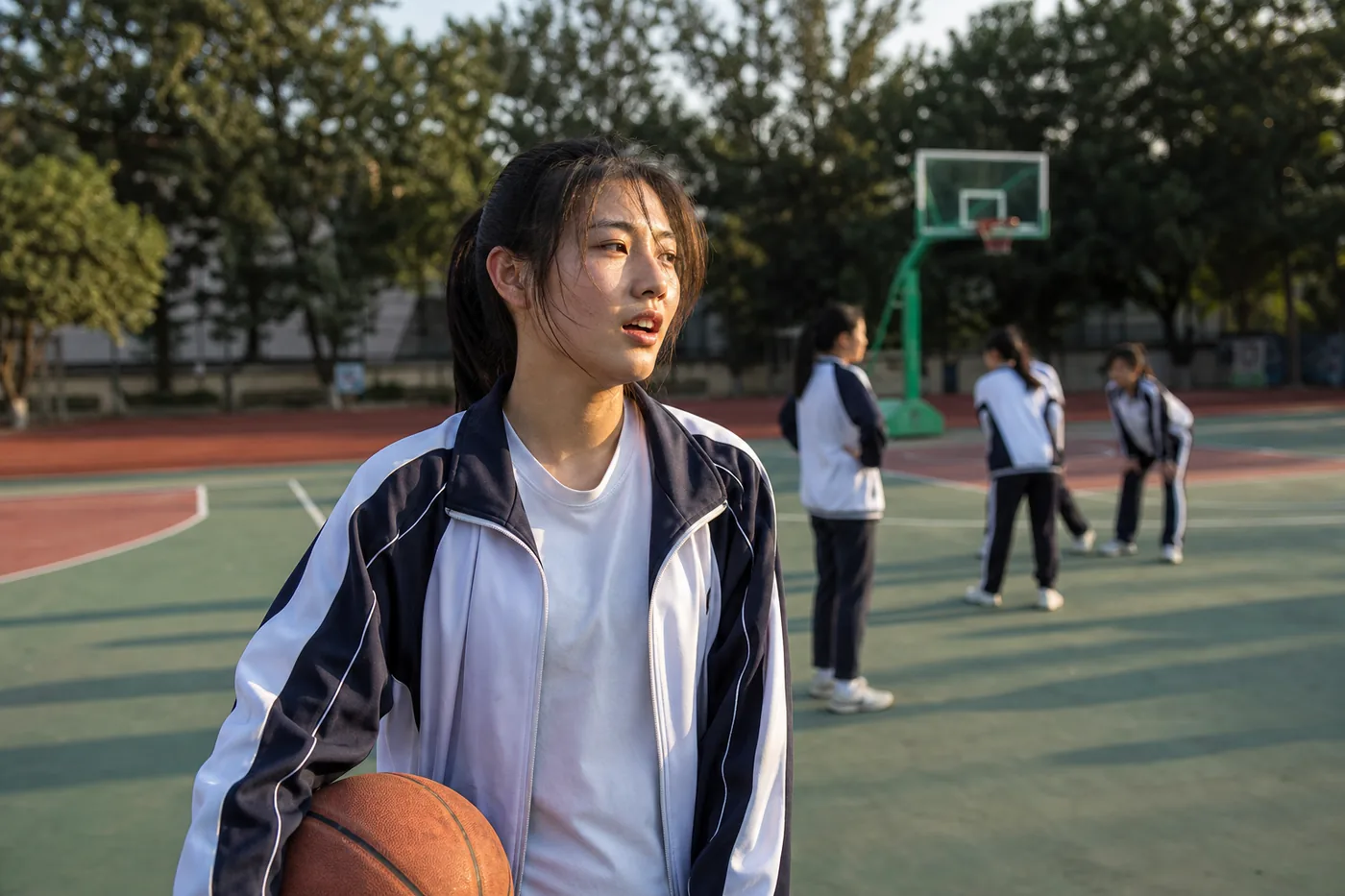 一名高中生在篮球训练后与队友交流的视觉占位图